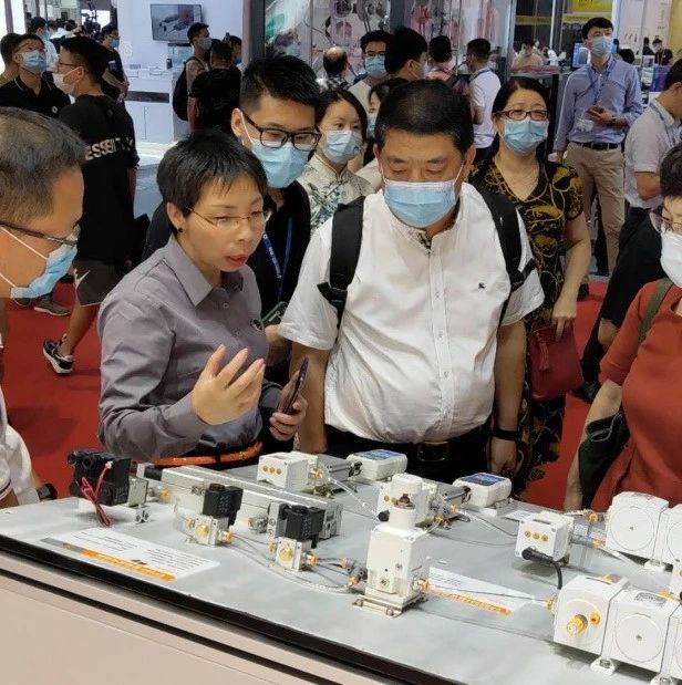 陈成海带队考察第22届中国国际工业博览会并看望参展企业