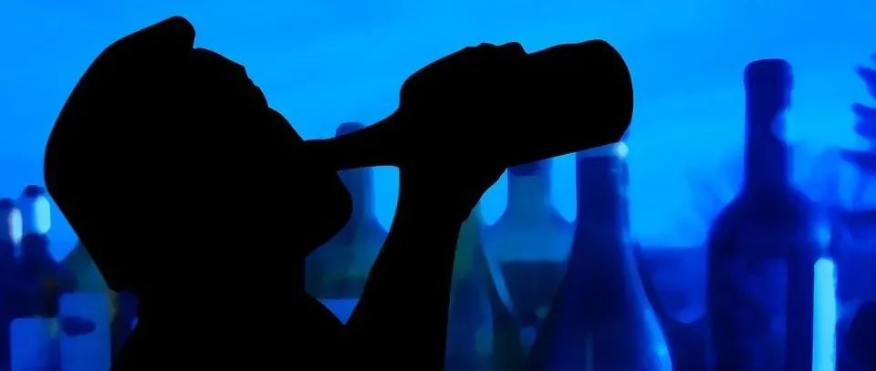 复旦海归研究员首次揭示酗酒行为背后神经机制，或实现早日预测“对症治疗”丨专访
