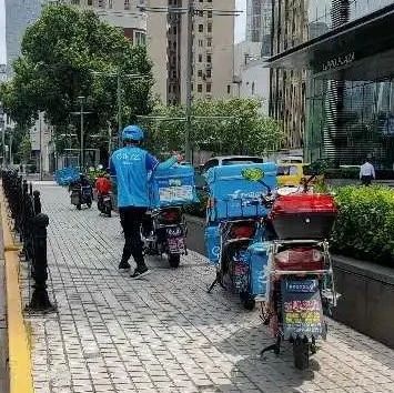 外卖车辆排排“坐”！多方联手共治淮海路、新天地周边区域乱停放