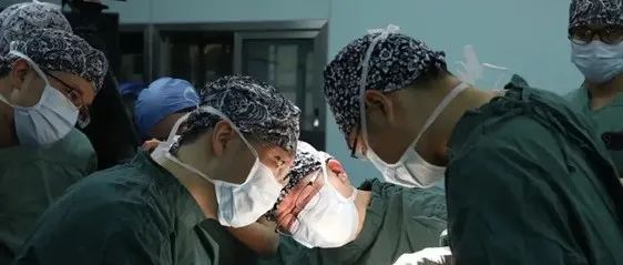 浙大历时十年自主研发，即将为第三例癫痫患者植入“反导系统”，国内闭环脑机接口获重大进展｜专访