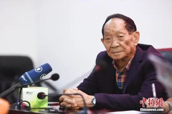 袁隆平(资料图) 中新社记者 杨华峰 摄