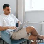研究发现“翘二郎腿”坐姿对您的健康更有害而无益