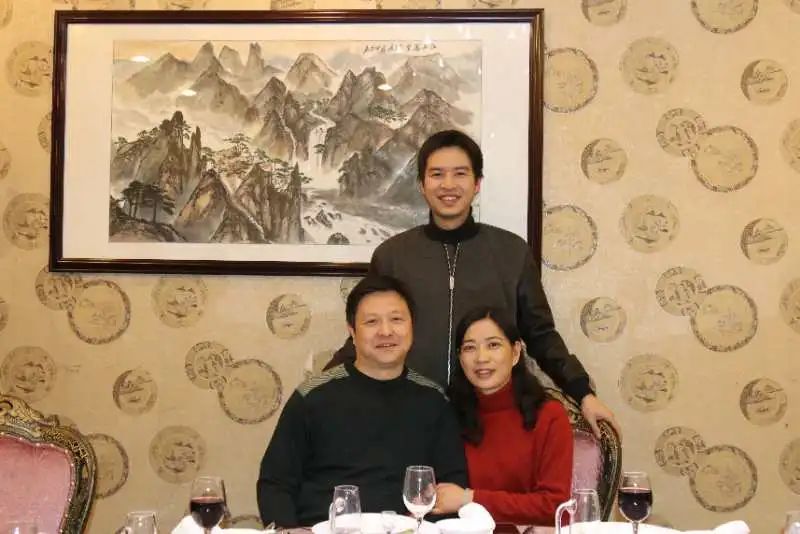 图片3陶玮丽全家福.jpg