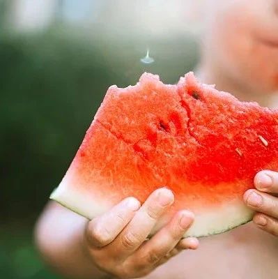 西瓜为什么不该用勺子挖着吃？4个关于西瓜的真相你应该知道