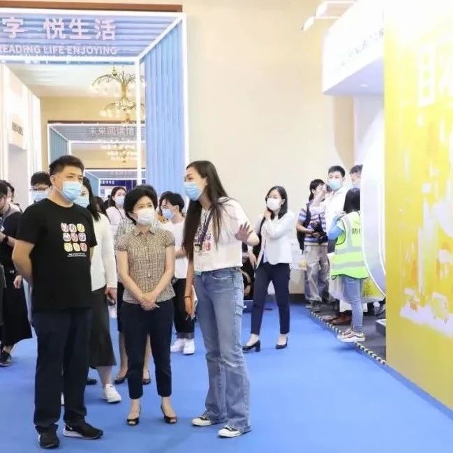 王岚实地调研上海书展长宁参展企业樊登读书展馆