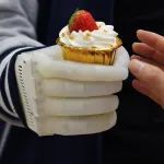 可撸猫、握手、吃蛋糕，上海交大、MIT研发新型智能义肢，重量仅0.5磅