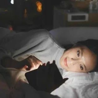 每天晚上睡前玩手机的人，会发生什么变化？最新研究给出结果