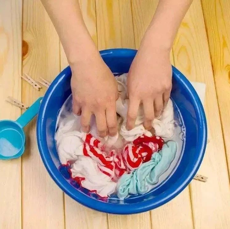 衣服泡一泡更容易洗？用温水比冷水好？关于洗衣服的7个常见误区，许多人都犯过…