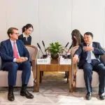 罗云峰与费迪南德·霍尤斯商谈合作事项