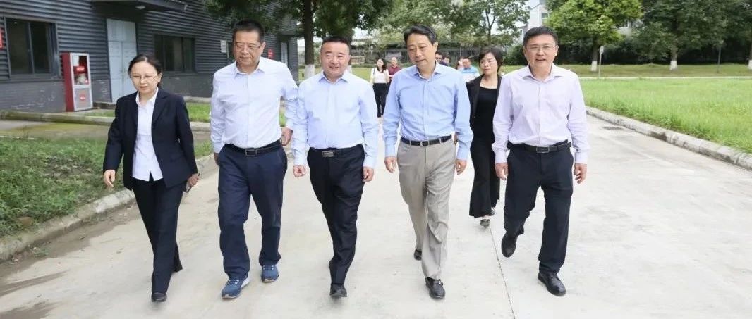 四川省药品监督管理局党组成员、副局长何珣一行来我司调研考察